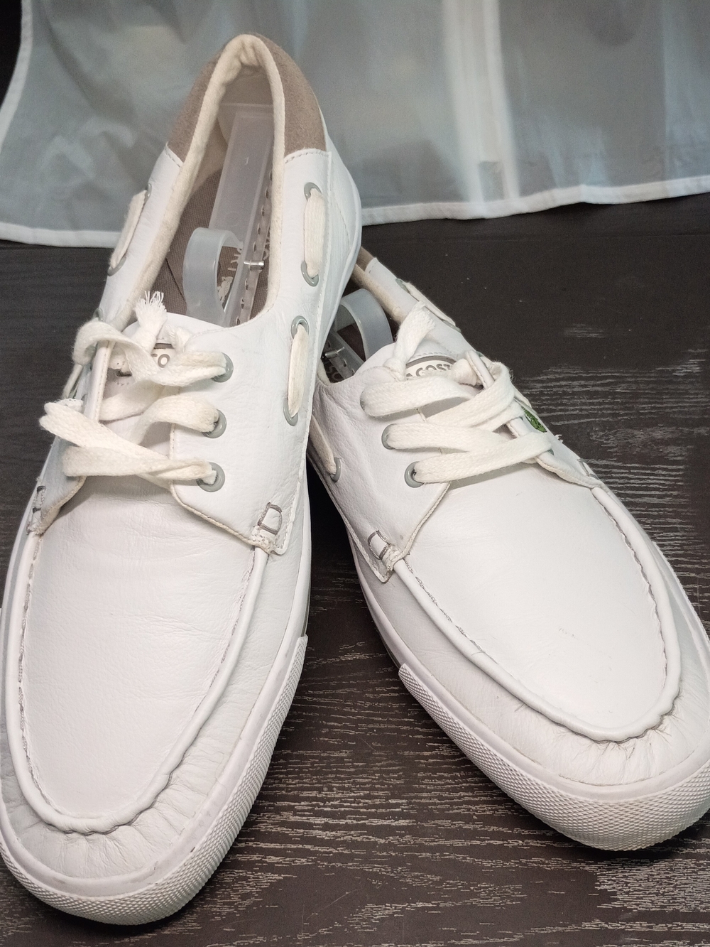 Lacoste Men's 10M White Leather Boat Shoes with Lace-Up Design.  Like New.